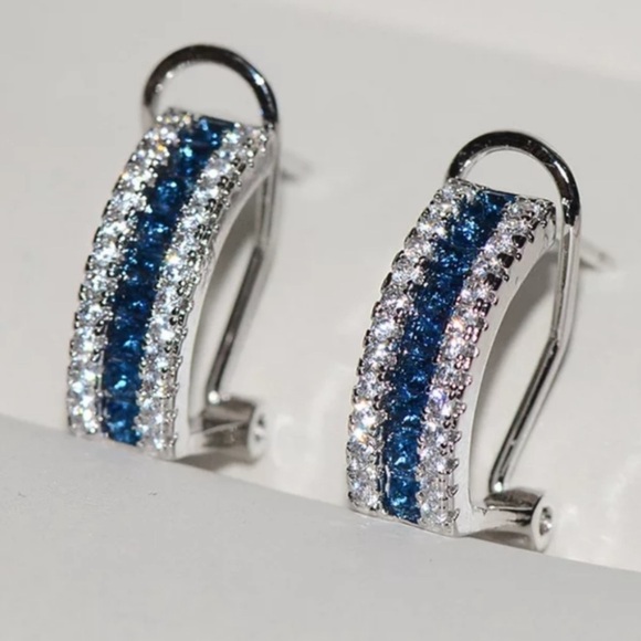 ¥ 18K WHITE GOLD BLUE WHITE DIAMOND OMEGA STUDS - Picture 3 of 4